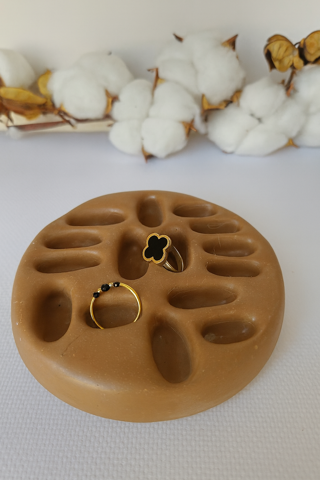 Podstawka na pierścionki z gipsu polimerowego